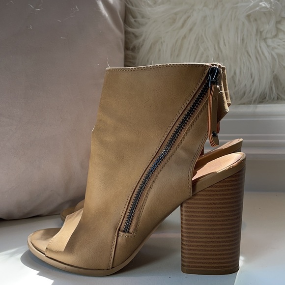 DV by Dolce Vita Open toe bootie - Picture 2 of 3